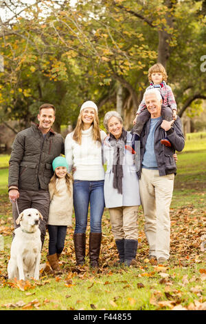 Großfamilie posiert mit warmer Kleidung Stockfoto