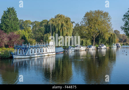 Themse auf einem sonnigen Oktobertag am Goring auf Themse in South Oxfordshire Stockfoto