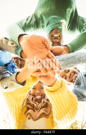 Junge Familien tun, die einen Kopf Kreisen und verbinden ihre Hände Stockfoto