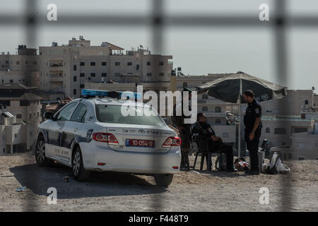 (151014)--JERUSALEM, 14. Oktober 2015 (Xinhua)--israelische Polizisten und ein Polizist Grenze (1. L) Wache am Eingang in die palästinensische Nachbarschaft des Isawiyya in Jerusalem, am 14. Oktober 2015. Der israelische Ministerpräsident Benjamin Netanyahu drängt auf mehr Sicherheitsmaßnahmen gegen eine steigende Welle von Gewalt, inmitten einer der tödlichsten Tage Angriffe gegen Israelis im vergangenen Monat. Netanyahu einberufen seiner Führungsriege der Minister, ein Forum, bekannt als die Sicherheit Kabinett, um weitere Maßnahmen, um die Welle von Terroranschlägen, mit rechten Flügel Minister drängt auf eine Schließung o beschneiden zu besprechen Stockfoto