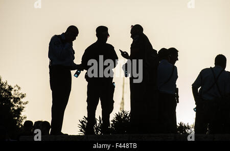 (151014)--JERUSALEM, 14. Oktober 2015 (Xinhua)--israelische Polizisten sind Silhouette gegen Sonnenuntergang am Damaskus-Tor in der Altstadt von Jerusalem, am 14. Oktober 2015. Ein palästinensischer Mann, die anscheinend zu erstechen Israelis am Damaskus-Tor in der Altstadt von Jerusalem versucht wurde abgeschossen und getötet von Polizei wachen am Tatort am Mittwoch. Keine anderen Verletzungen wurden bei dem Vorfall gemeldet. Der israelische Ministerpräsident Benjamin Netanyahu drängt auf mehr Sicherheitsmaßnahmen gegen eine steigende Welle von Gewalt, inmitten einer der tödlichsten Tage Angriffe gegen Israelis im vergangenen Monat. Netanyahu Stockfoto