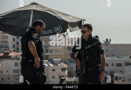 (151014)--JERUSALEM, 14. Oktober 2015 (Xinhua)--israelische Polizisten Wache stehen am Eingang in die palästinensische Nachbarschaft des Isawiyya in Jerusalem, am 14. Oktober 2015. Der israelische Ministerpräsident Benjamin Netanyahu drängt auf mehr Sicherheitsmaßnahmen gegen eine steigende Welle von Gewalt, inmitten einer der tödlichsten Tage Angriffe gegen Israelis im vergangenen Monat. Netanyahu einberufen seiner Führungsriege der Minister, ein Forum, bekannt als die Sicherheit Kabinett, um weitere Maßnahmen, um die Welle von Terroranschlägen, mit rechten Flügel Minister drängt auf eine Schließung für palästinensische Gegenden zu beschneiden zu besprechen Stockfoto