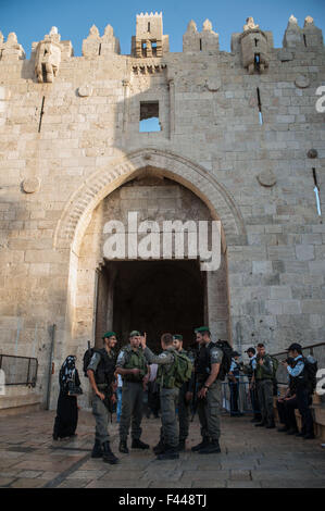 (151014)--JERUSALEM, 14. Oktober 2015 (Xinhua)--israelische Kräfte Stand Wachmann am Damaskus-Tor in der Jerusalemer Altstadt, am 14. Oktober 2015. Ein palästinensischer Mann, die anscheinend zu erstechen Israelis am Damaskus-Tor in der Altstadt von Jerusalem versucht wurde abgeschossen und getötet von Polizei wachen am Tatort am Mittwoch. Keine anderen Verletzungen wurden bei dem Vorfall gemeldet. Der israelische Ministerpräsident Benjamin Netanyahu drängt auf mehr Sicherheitsmaßnahmen gegen eine steigende Welle von Gewalt, inmitten einer der tödlichsten Tage Angriffe gegen Israelis im vergangenen Monat. Netanyahu einberufen seiner Stockfoto