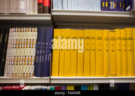 Bände Bücher im Bücherregal in Bibliothek Stockfoto