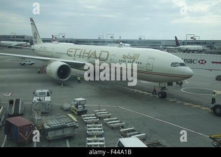 Arbeiter laden Ladung auf ein Flugzeug von ETIHAD Airlines am JFK Flughafen in New York City. Vereinigte Arabische Emirate airlines Stockfoto