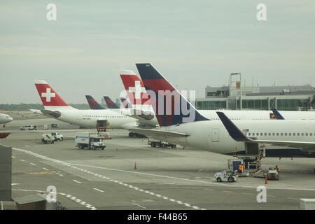 Swiss International Airlines Flugzeuge auf dem Rollfeld in JFK International Airport in New York City. Stockfoto