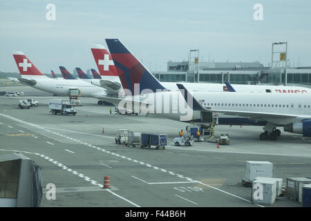 Swiss International Airlines Flugzeuge auf dem Rollfeld in JFK International Airport in New York City. Stockfoto