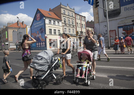 Frauen schieben die Kinder im Kinderwagen in Zielona Gora, Polen Stockfoto