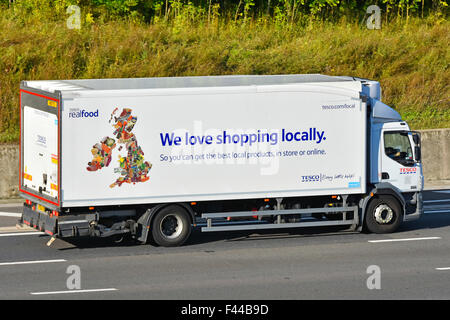 Tesco liefern Kette LKW verwendet für kleinere lokale Supermarkt Shop Lieferung mit uk-Karte & Werbung auf englischen Autobahn fahren Stockfoto