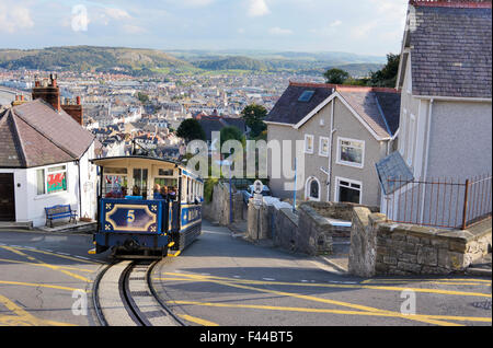 Llandudno - Straßenbahn in absteigender Reihenfolge von der Great Orme durch den schmalen, steilen Straßen in Llandudno. Stockfoto