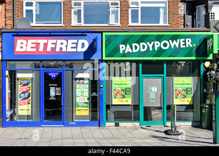 Wettbüros neben einander Wetten Plakate in Windows in Landstraße zwischen sieben Könige & Goodmayes in der Nähe von Ilford in Redbridge East London UK Stockfoto