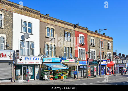 High Road Einkaufsstraße einschließlich Postamt mit Wohnungen über dem in der Nähe von Bahnhof sieben Könige in Redbridge East London England UK Stockfoto