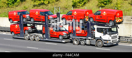 Autotransporter beladen mit sieben neuen Royal Mail rot Fiat Transporter auf Seite Ansicht LKW LKW Lieferwagen fahren UK Autobahn Essex England UK Stockfoto