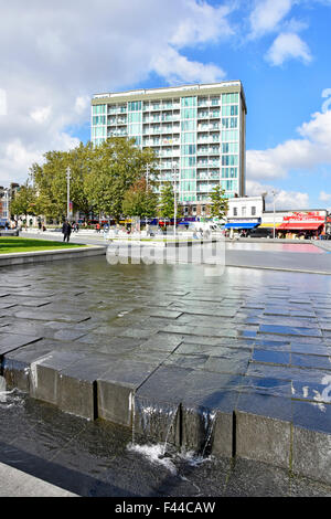 Wasserspiel in Woolwich Zentrum Stadtplatz (General Gordon Platz) in London Borough of Greenwich Stockfoto