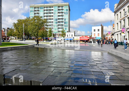 Wasserspiel in Woolwich Town Centre Square General Gordon Platz in London Borough of Greenwich England UK Stockfoto