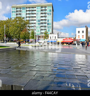 Wasserkaskade Feature in Woolwich Town Centre Square General Gordon Platz in London Borough of Greenwich England UK mit Wohnhaus außerhalb Stockfoto