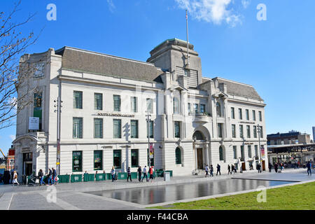 Woolwich South London Equitable House eine Zeit Sitz der Woolwich Equitable Building Society mit modernen Wasserspiel England UK Stockfoto