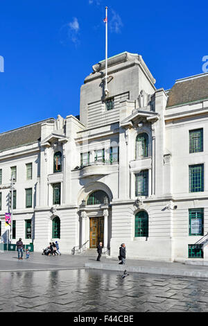 Woolwich London England UK gerechte Haus Eingang eine Zeit Sitz der Woolwich Equitable Building Society mit modernen Wasserspiel Stockfoto