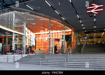 Bürogebäude Lichtwand Änderungen Farbe modernen vorderen Glasarchitektur Cannon Street Station Sanierung für blaue Wand finden Sie unter Bedienfeld "weitere Info" Stockfoto