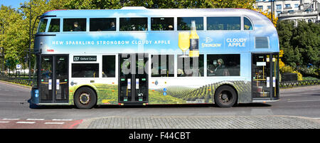 London Bus Doppeldecker neuer routemaster Boris Bus Strongbow Werbung auf der Seite der Route 148 gesehen in Park Lane Mayfair London England Stockfoto