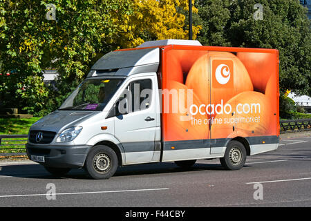 Ocado Online-Supermarkt-Lieferwagen fahren entlang Park Lane London England UK Internet Lebensmittel einkaufen Aufträge liefern Stockfoto