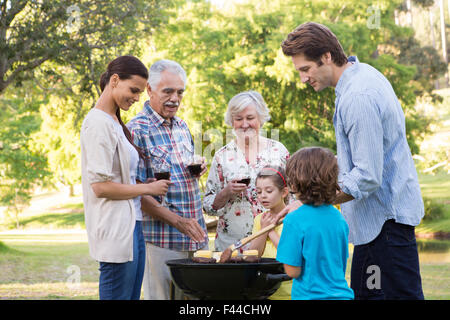 Familie beim Grillen Stockfoto