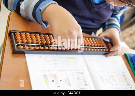 Abacus Mathe studieren mit Kind Stockfoto