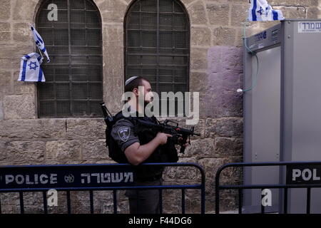 Jerusalem, Israel. 14th. Oktober 2015. Ein bewaffneter israelischer Grenzpolizist steht neben einem Metalldetektor, der nach einer Welle von Terroranschlägen im muslimischen Viertel in der Altstadt von Jerusalem installiert wird. Ostjerusalem, Israel am 14. Oktober 2015 wurde Israel in den letzten Wochen mehrfach durch Messer angegriffen, wobei Dutzende von Menschen verletzt wurden und auf beiden Seiten mehrere Tote zu beklagen waren. Viele befürchten, dass die Aufstände zu einem umfassenden Konflikt zwischen Israel und Palästina führen werden. Kredit: Eddie Gerald/Alamy Live Nachrichten Stockfoto