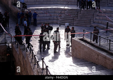 Jerusalem, Israel. 14. Oktober 2015. Israelische Sicherheitskräfte in der Gegend, in der ein palästinensischer Mann tot außerhalb der alten Stadt Damaskus-Tor in einen gescheiterten Messer-Angriff gedreht wurde. Ost-Jerusalem, Israel am 14. Oktober 2015 Israel die Szene mehrere Messer-Angriffe in den letzten Wochen, Dutzende Menschen verletzt und mehrere Tote auf beiden Seiten wurde. Viele befürchten, dass die Aufstände zu einem Endwert Konflikt zwischen Israel und Palästina führen werden. Bildnachweis: Eddie Gerald/Alamy Live-Nachrichten Stockfoto