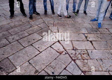 Jerusalem, Israel. 14. Oktober 2015. Palästinenser überragt eine Blutspur eines palästinensischen Mannes tot außerhalb Damaskus-Tor in einen gescheiterten Messer-Angriff erschossen wurde. Ost-Jerusalem, Israel am 14. Oktober 2015 Israel die Szene mehrere Messer-Angriffe in den letzten Wochen, Dutzende Menschen verletzt und mehrere Tote auf beiden Seiten wurde. Viele befürchten, dass die Aufstände zu einem Endwert Konflikt zwischen Israel und Palästina führen werden. Bildnachweis: Eddie Gerald/Alamy Live-Nachrichten Stockfoto