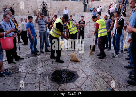 Jerusalem, Israel. 14. Oktober 2015. Palästinenser Reinigung Blutspur eines palästinensischen Mannes tot außerhalb Damaskus-Tor in einen gescheiterten Messer-Angriff erschossen wurde. Ost-Jerusalem, Israel am 14. Oktober 2015 Israel die Szene mehrere Messer-Angriffe in den letzten Wochen, Dutzende Menschen verletzt und mehrere Tote auf beiden Seiten wurde. Viele befürchten, dass die Aufstände zu einem Endwert Konflikt zwischen Israel und Palästina führen werden. Bildnachweis: Eddie Gerald/Alamy Live-Nachrichten Stockfoto