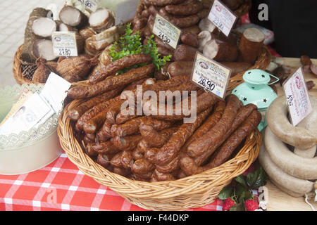 Verschiedene Arten von polnische Wurst zum Verkauf in einem outdoor-Festival in der Nähe von Zielona Gora, Ploand Stockfoto