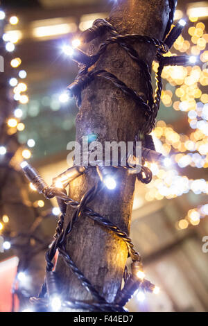 Christmas Lights Gold und weiß Baum mit Bokeh Hintergrund umwickelt Stockfoto