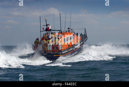 Swanage RNLI Rettungsbootstation in Dorset, mit Rettungsbooten auf See und auf See, die Rettungsboote im Ärmelkanal betreiben. Stockfoto