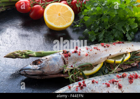 Makrele mit grünem Spargel Stockfoto