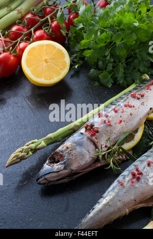 Makrele mit grünem Spargel Stockfoto
