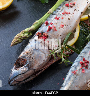 Makrele mit grünem Spargel Stockfoto