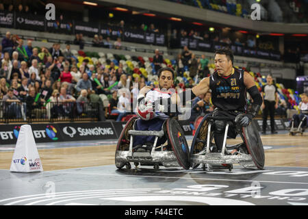 London, UK. 14. Oktober 2015. Japan Niederlage Team GB 55-48 in der Welt Rollstuhl Rugby Challenge in Copper Box, Queen Elizabeth Olympic Park, London, UK.  Japans Ike Yukinobu befasst sich mit GB-Player Ayaz Bhuta. 4. Oktober 2015. Copyright Carol Moir/Alamy Live News. Stockfoto