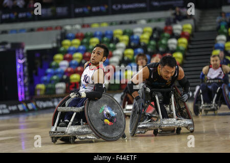 London, UK. 14. Oktober 2015. Japan Niederlage Team GB 55-48 in der Welt Rollstuhl Rugby Challenge in Copper Box, Queen Elizabeth Olympic Park, London, UK. GB-Player Ayaz Bhuta und Japans Ike Yukinobu. 4. Oktober 2015. Copyright Carol Moir/Alamy Live News. Stockfoto