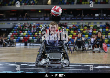 London, UK. 14. Oktober 2015. Japan Niederlage Team GB 55-48 in der Welt Rollstuhl Rugby Challenge in Copper Box, Queen Elizabeth Olympic Park, London, UK. GB Teamplayer Jim Roberts, etwa um einen Versuch zu erzielen.  4. Oktober 2015. Copyright Carol Moir/Alamy Live News. Stockfoto