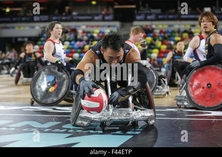 London, UK. 14. Oktober 2015. Japan Niederlage Team GB 55-48 in der Welt Rollstuhl Rugby Challenge in Copper Box, Queen Elizabeth Olympic Park, London, UK. Japanische Spieler Ike Yukinobu erreicht hat, um einen Versuch zu speichern.  4. Oktober 2015. Copyright Carol Moir/Alamy Live News. Stockfoto