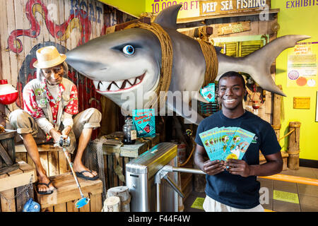 Key West Florida, Keys Duval Street, Ripley's Believe IT or Not Odditorium, Ausstellungsausstellung Sammlungsausstellung, Schwarz, Afro-Amerikaner, Mann Männer männlich, workin Stockfoto