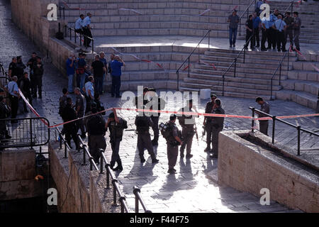 Jerusalem, Israel. 14. Oktober 2015. Israelische Sicherheitskräfte in der Gegend, in der ein palästinensischer Mann tot außerhalb der alten Stadt Damaskus-Tor in einen gescheiterten Messer-Angriff gedreht wurde. Ost-Jerusalem, Israel am 14. Oktober 2015 Israel die Szene mehrere Messer-Angriffe in den letzten Wochen, Dutzende Menschen verletzt und mehrere Tote auf beiden Seiten wurde. Viele befürchten, dass die Aufstände zu einem Endwert Konflikt zwischen Israel und Palästina führen werden. Stockfoto