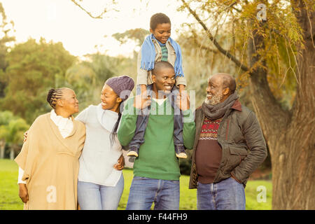 Großfamilie posiert mit warmer Kleidung Stockfoto