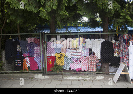 Gebrauchte Kleidung Lieferanten auf der Straße in Zielona Gora, Polen. Stockfoto