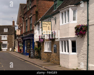 Den Schlagbesen in George Hotel Restaurant und Geschäft Frontseiten, Oakham, Rutland, England, UK. Stockfoto