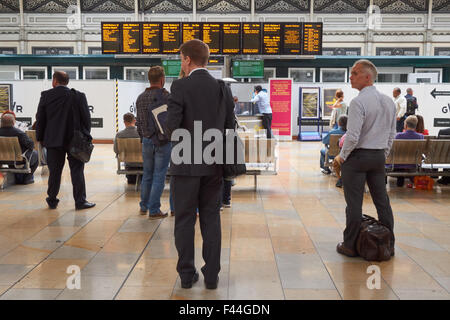 Passagiere an der Bahnhofskonkursstation Paddington, London England Großbritannien Stockfoto