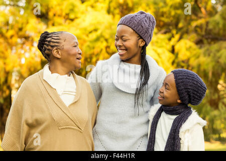 Großfamilie posiert mit warmer Kleidung Stockfoto