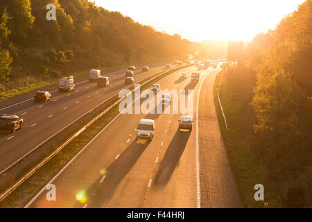 M42-Autobahn in der Nähe von Alvechurch, UK. 14. Oktober 2015. Schwierigen Lichtverhältnissen auf der M42-Autobahn in der Nähe von Alvechurch für West gebunden Hauptverkehrszeit Treiber, da die Einstellung Herbstsonne Sichtbarkeit betrifft. Bildnachweis: Paul Weston/Alamy Live News Stockfoto