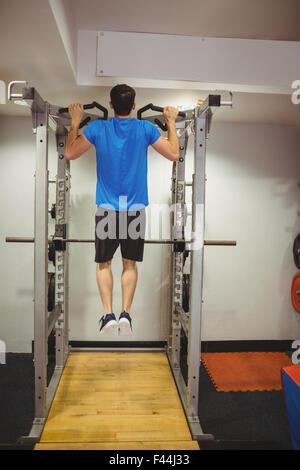 Passen Mann tut Pull Ups Stockfoto